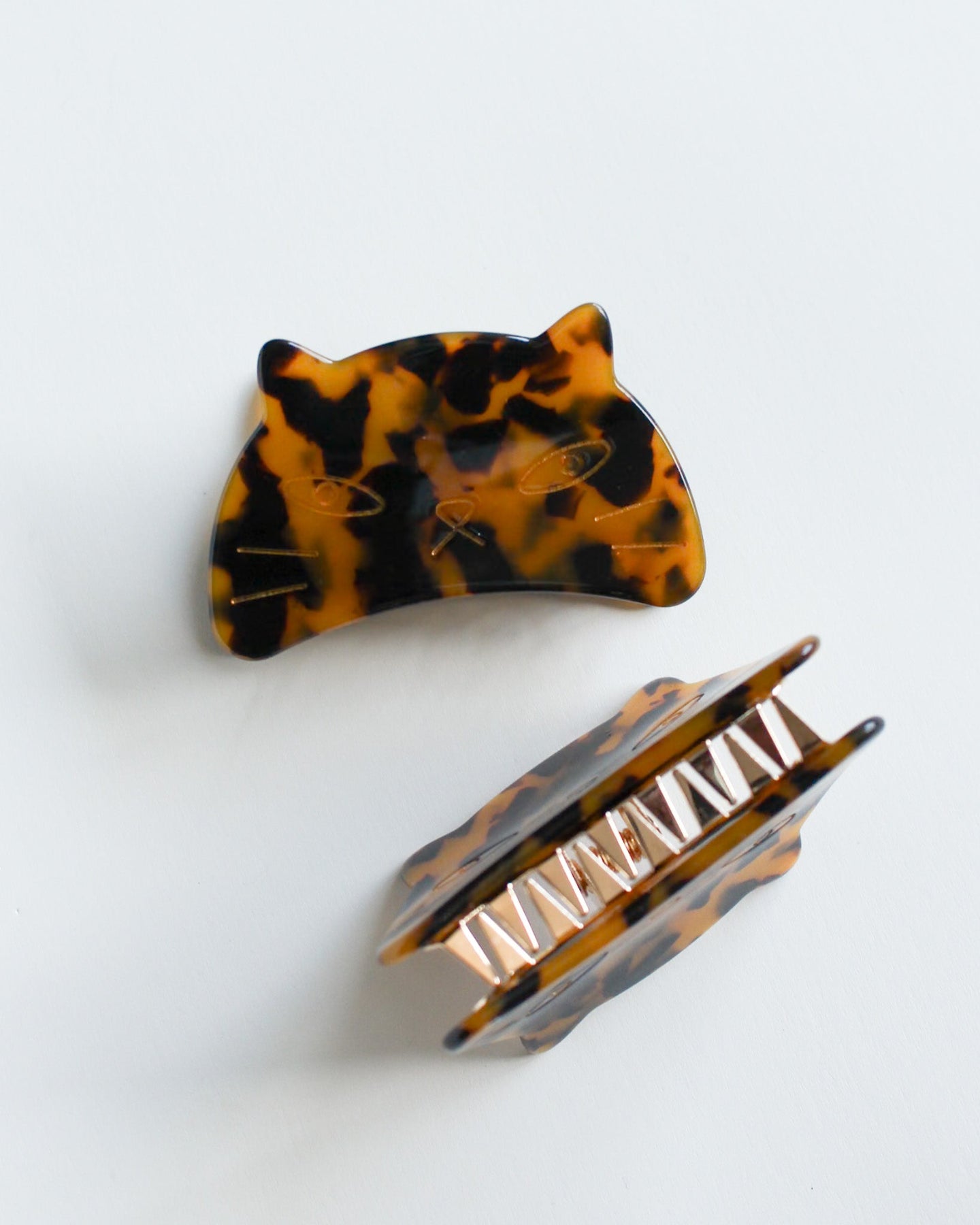Cat Hair Claw Clip Tortoiseshell hair clip and comb on a white background