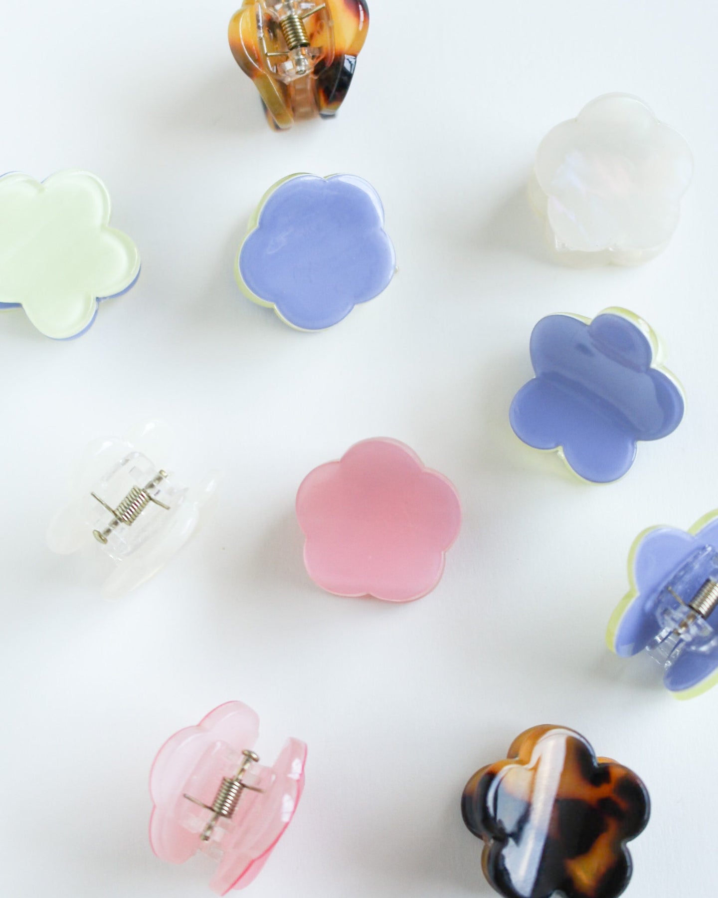 Mini Daisy Hair Claw Clip Colorful hair clips on a white background