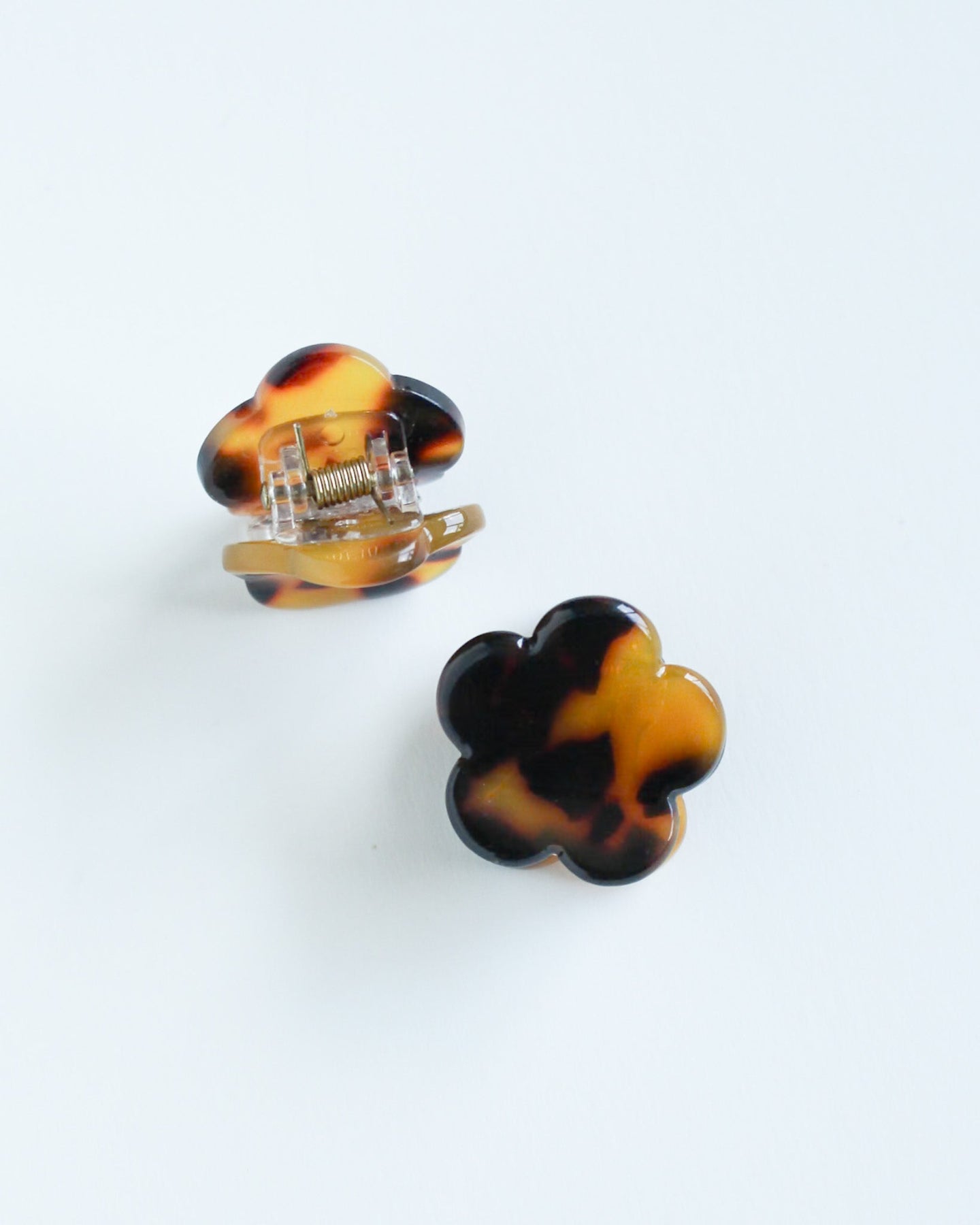 Mini Daisy Hair Claw Clip Tortoiseshell flower-shaped hair clips on a white background