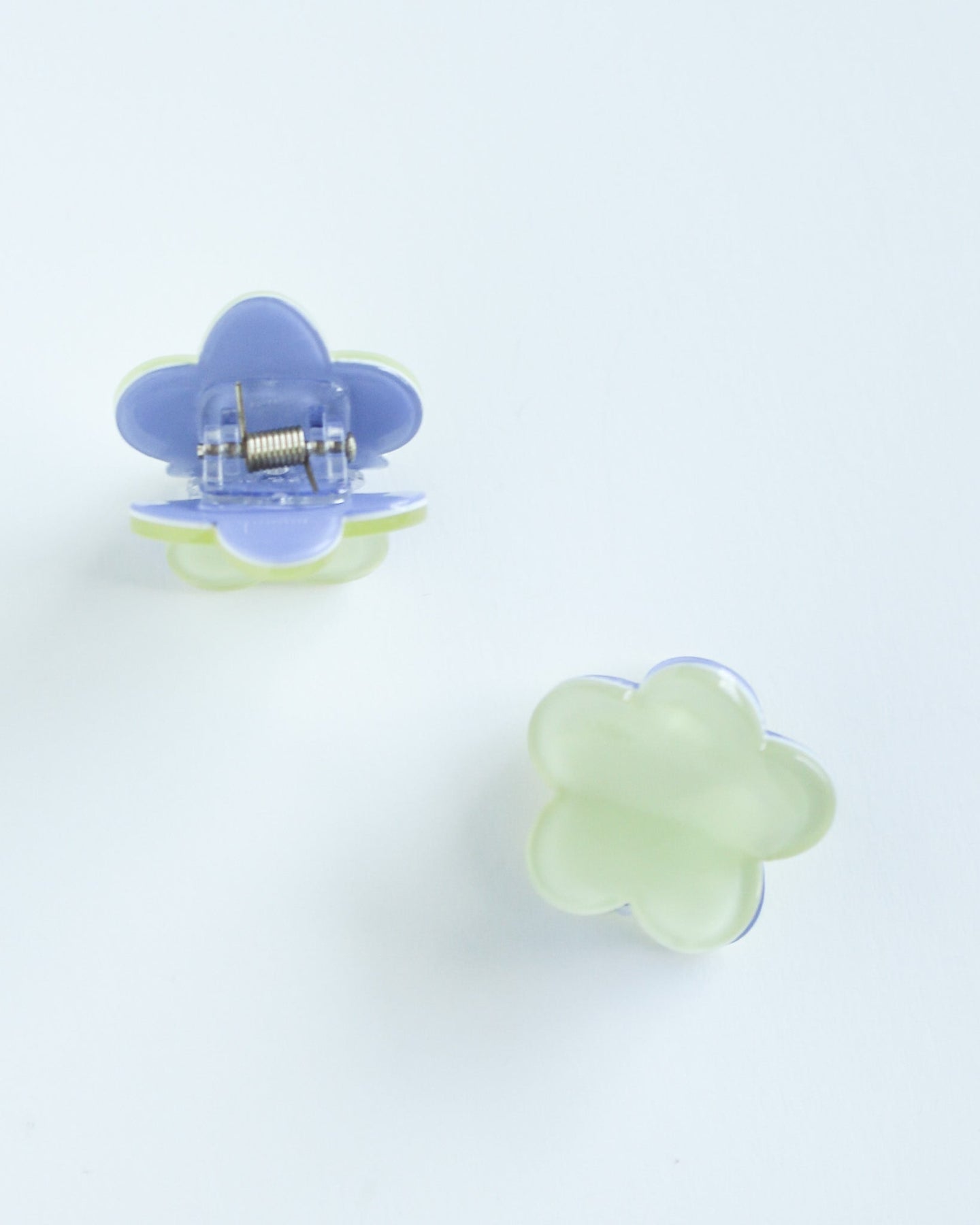 Mini Daisy Hair Claw Clip Flower-shaped clips on a white background
