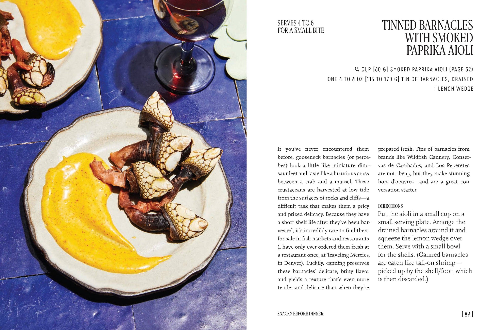 Plate of food with a drink on a blue surface, accompanied by a recipe text.