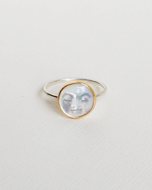 Silver ring with a round, with moon face mother of pearl 